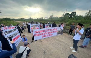 Warga Desa Teluk Dalam Menggelar Aksi Demonstrasi, Menyuarakan Penghentian Tambang Ilegal