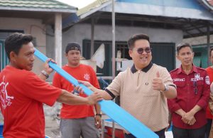 Rendi Solihin Salurkan Bantuan Perahu dan Bibit Udang bagi Para Nelayan di Muara Badak