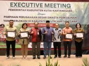 Bupati Edi Damansyah Beri Penghargaan kepada Sejumlah Perusahaan Perkebunan Kelapa Sawit di Kukar
