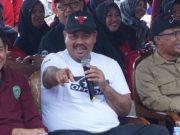 Bupati Edi Damansyah Serahkan Bantuan kepada Nelayan di Desa Liang Ulu