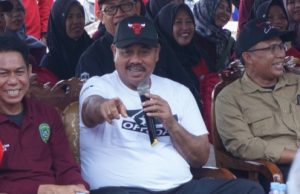 Bupati Edi Damansyah Serahkan Bantuan kepada Nelayan di Desa Liang Ulu