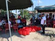 Bupati Kukar Edi Damansyah Berikan Bantuan Sembako kepada Sejumlah Masyarakat di Desa Senoni