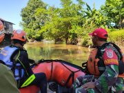 Anggota Babinsa Kodim 1002/HST Membantu Pencarian Anak yang Tenggelam di Sungai Barabai